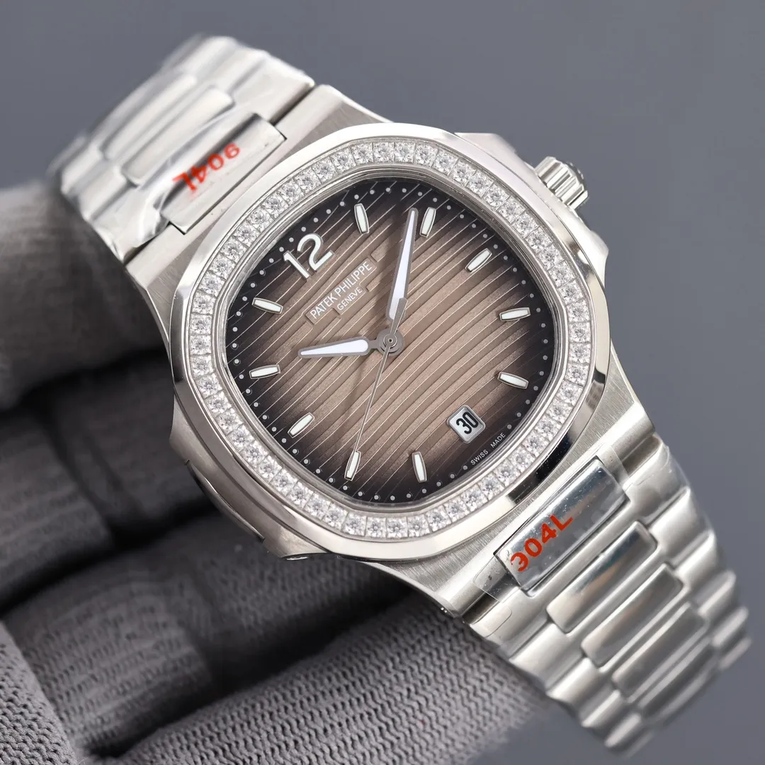 【High-end replica】💰1360! Customized all-in-one machine 💰1920! Patek Philippe Nautilus co-branded Tiffany series global limited edition has arrived🔥It is still the Tt factory's professional quality assurance and high cost performance🎈🎈 [PATEK PHILIPPE] Patek Philippe Elegant Sports Series 5711/1A Nautilus, the king of steel watches, the best detoxification solution on the Internet! Details: 1⃣️With customized 9015 all-in-one automatic movement. 2⃣️316L customized ergonomic watch strap! 3⃣️The beads in the steel belt are diamond-shaped, which is consistent with the original product. 4⃣️Diameter 40 mm. Wearing 5711/1A not only shows youthful vitality, but also exudes a strong sense of calmness from the inside out. It is a well-deserved "King of Steel Watches"!